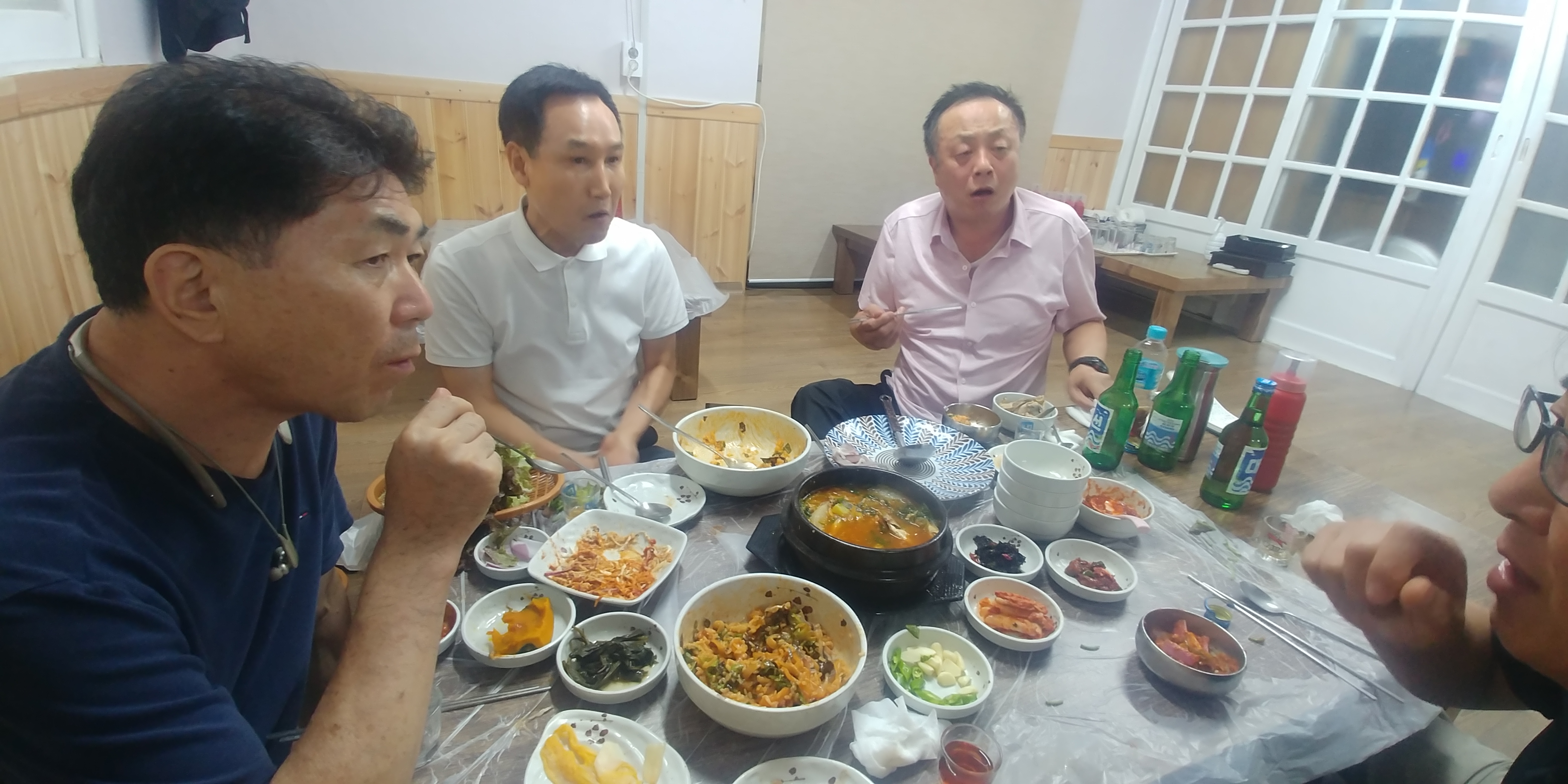전어탕과 반찬을 앞에 두고 앉은 친구들